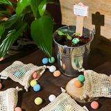 Zaadbommetjes in netzakje - Sfeerfoto