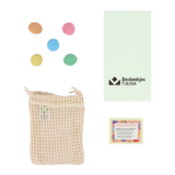 Zaadbommetjes in netzakje - Inhoudsfoto