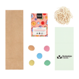 Zaadbommetjes in kraft stazakje - Inhoudsfoto