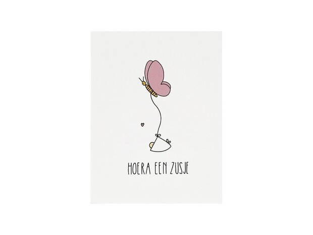 Voorkant kaartje 80 x 105 mm met de tekst &lsquo;Hoera een zusje&rsquo;