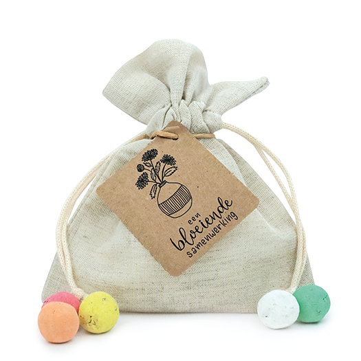 Een bloeiende samenwerking - Zaadbommetjes in linnenzakje // Maartje