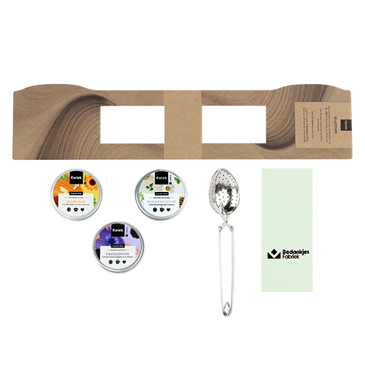 Theetas met 3 blikjes en thee-ei knijper - Inhoudsfoto