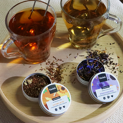 Theetas met 3 blikjes en thee-ei knijper met eigen ontwerp