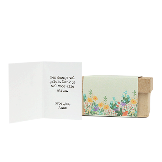 Zaadbommetjes in papier mach&eacute; doosje - Zijkant doosje met mini kaartje en tekst